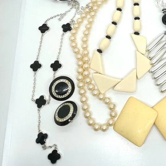 VINTAGE MODERN JEWELRY LOT BLACK WHITE NECKLACES EARRINGS BANGLE CURATED - Picture 4 of 13